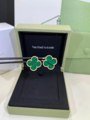 Серьги VCA Alhambra Van Cleef And Arpels из белого перламутра, малахита и сердолика