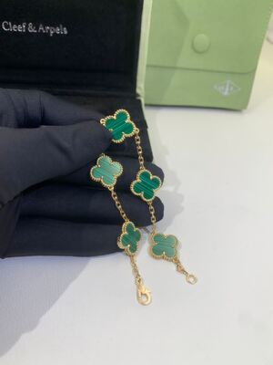 Женщина Van Cleef и малахит VCARL80900 желтого золота мотивов браслета 5 Arpels Альгамбра