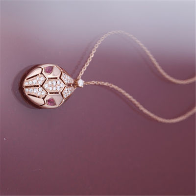 Качество Римское ожерелье Serpenti в 18 kt подняло золото установило с глазами rubellite и с диамантами pavé на голове фабрика